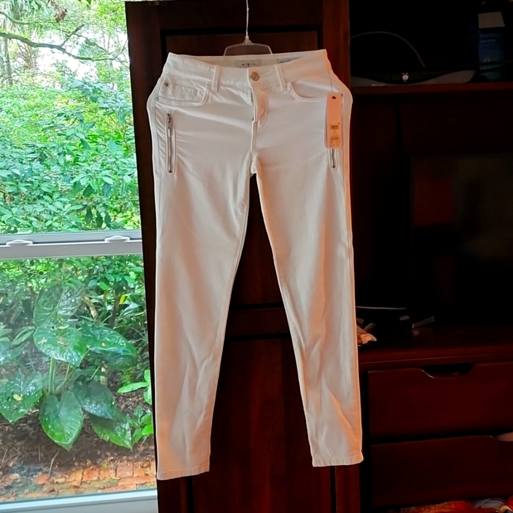 Guess white jeans. NWT size 25 waist